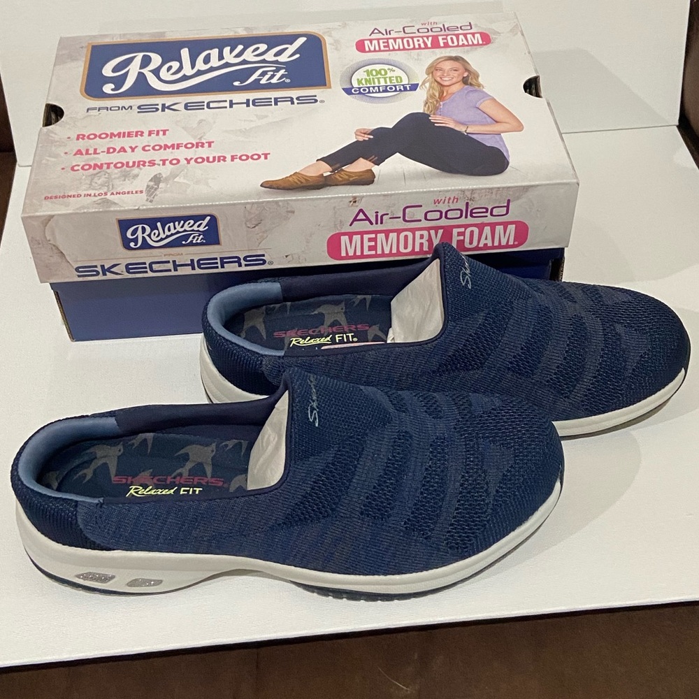 Skechers Relaxed Fit Air-Cooled Memory Foam Women’s shoes 9 navy/gray NEW IN BOX